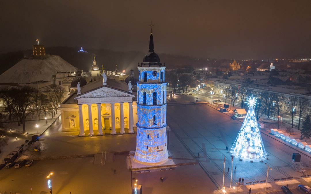 Naujųjų išvakarėse atgijo Vilniaus arkikatedros varpinės bokštas 2021-12-31