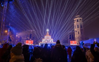 Вильнюс зажег рождественскую елку – художественную композицию в виде юбилейного торта, украшенного 700 свечами 2022-11-26