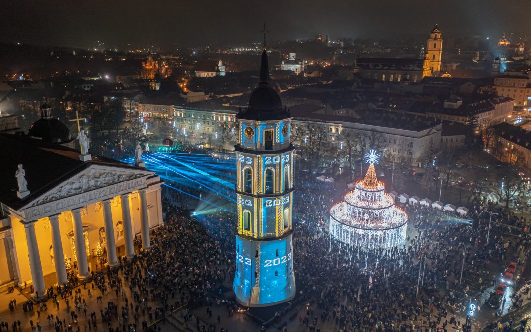 Naujametinė Vilniaus tradicija – spalvingos vaizdo projekcijos ant Varpinės bei šviesų ir lazerių šou 2023-12-29